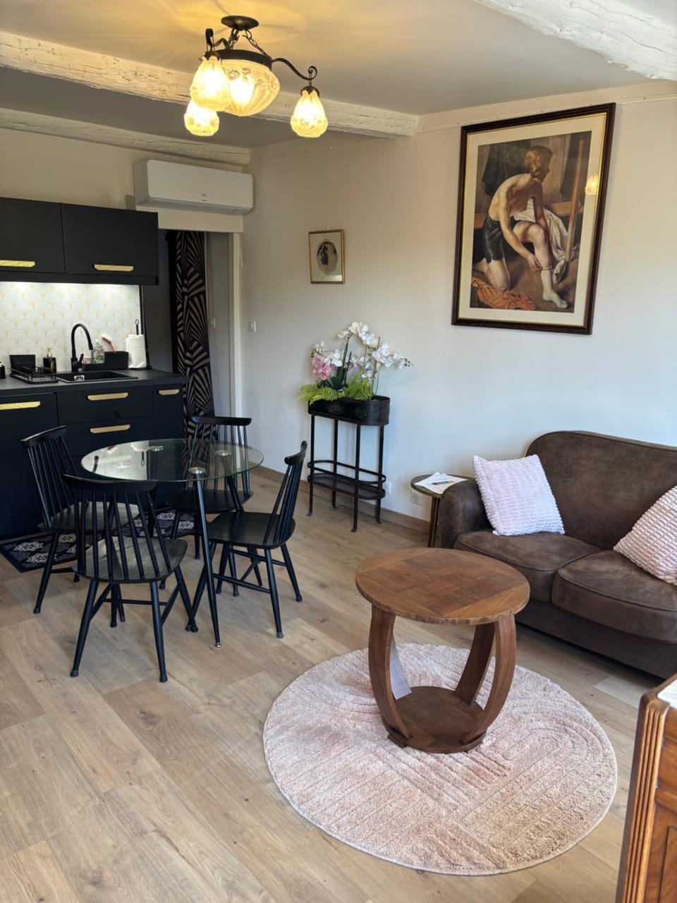 Kitchen or kitchenette, Seating area, Dining area