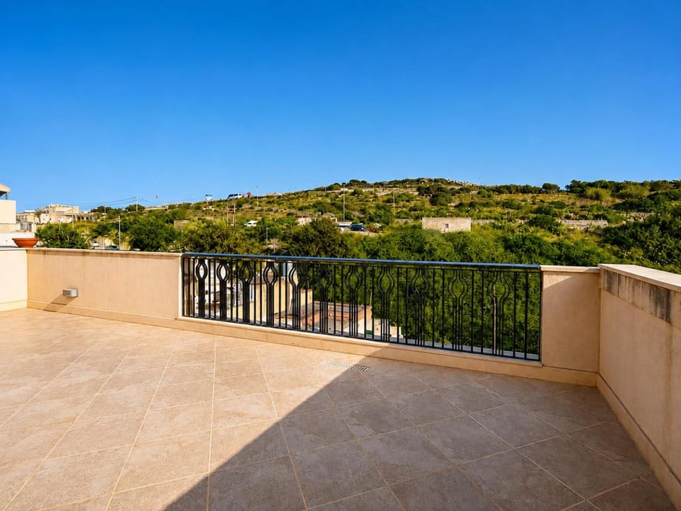 S10 Seaview Penthouse Apartment in Saint Paul's Bay