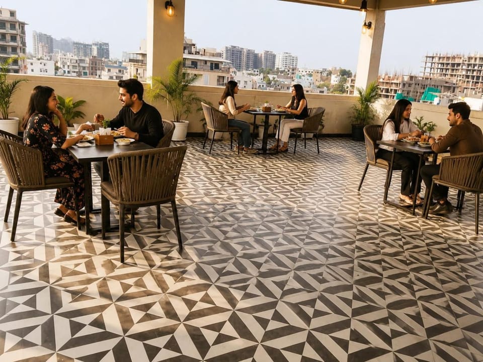 Patio, Restaurant/places to eat, Day, People, View (from property/room), Balcony/Terrace, Living room, Food and drinks, Banquet/Function facilities, Seating area, Food, Guests, City view, group of guests