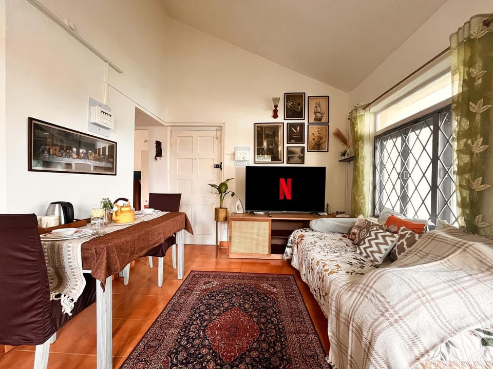 Communal lounge/ TV room, TV and multimedia, Living room, Dining area
