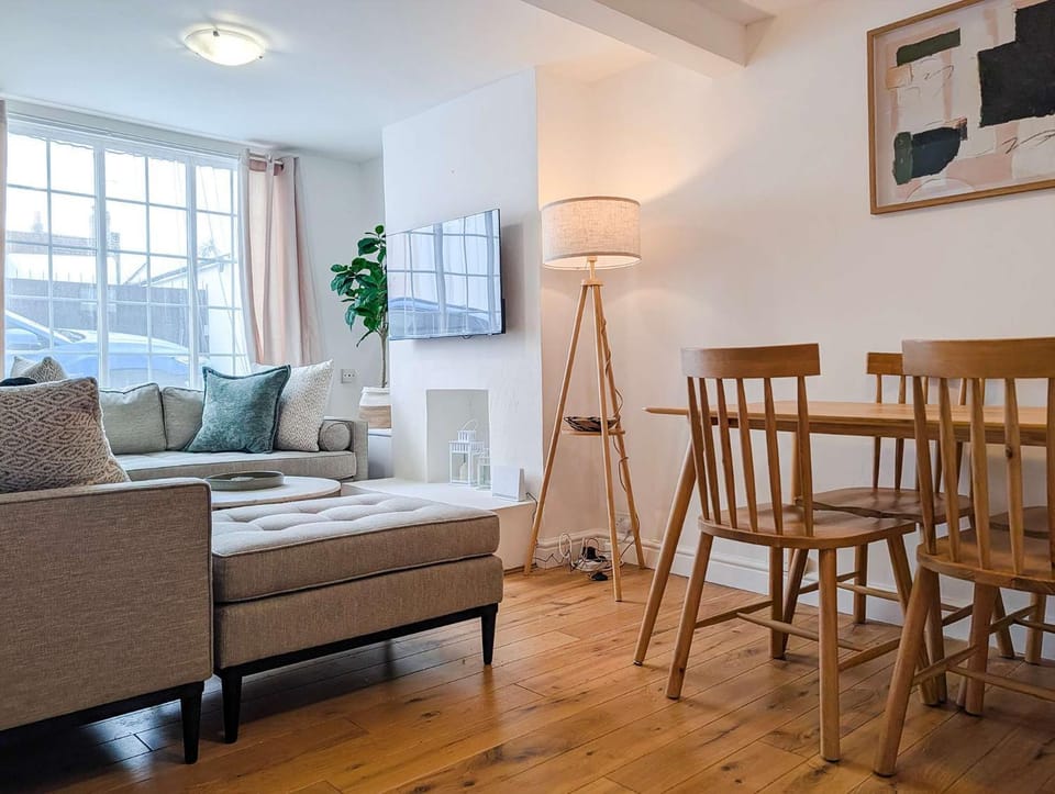 TV and multimedia, Living room, Seating area, Dining area
