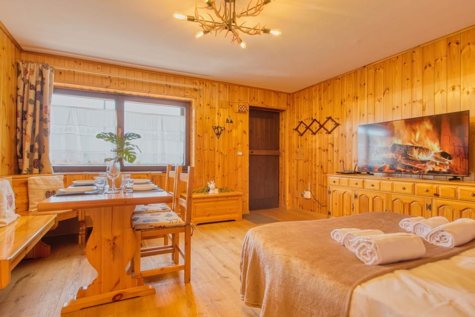 Bed, TV and multimedia, Living room, Photo of the whole room, Seating area, Dining area, Bedroom