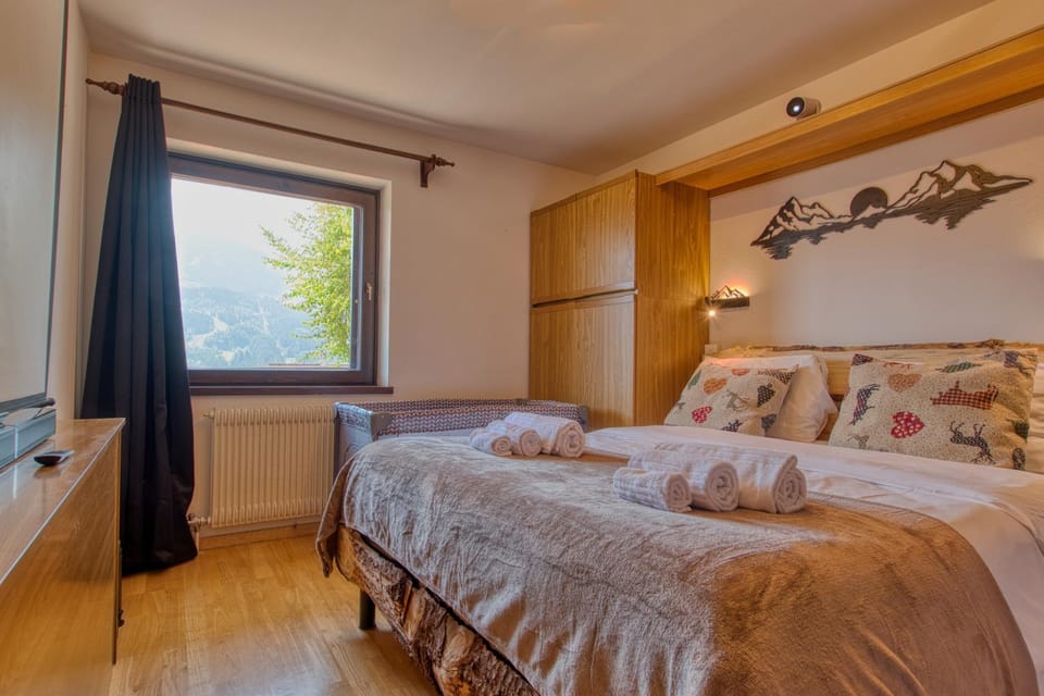 Bed, TV and multimedia, Photo of the whole room, Bedroom, cot, towels
