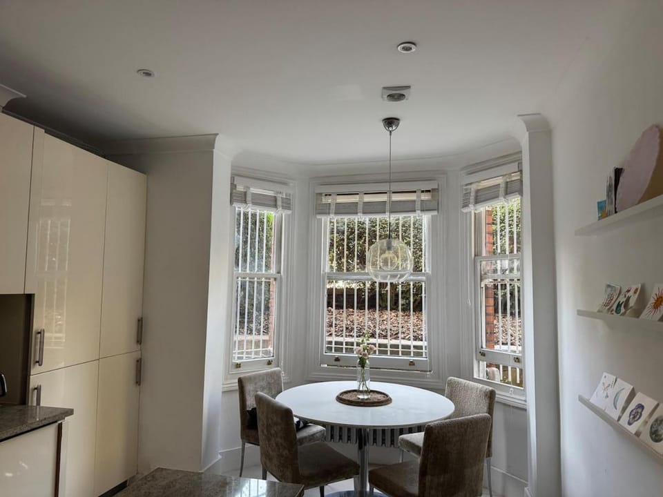 Spacious 3 Bedroom Flat in Maida Vale Apartment in City of Westminster
