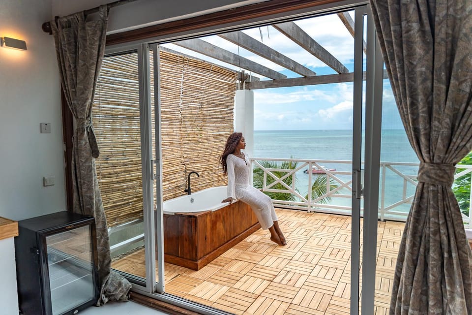 People, Balcony/Terrace, Photo of the whole room, Lake view