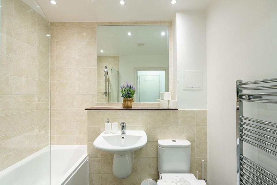 Modern Flat up to 4 Guests in Devons Road Station Apartment in London