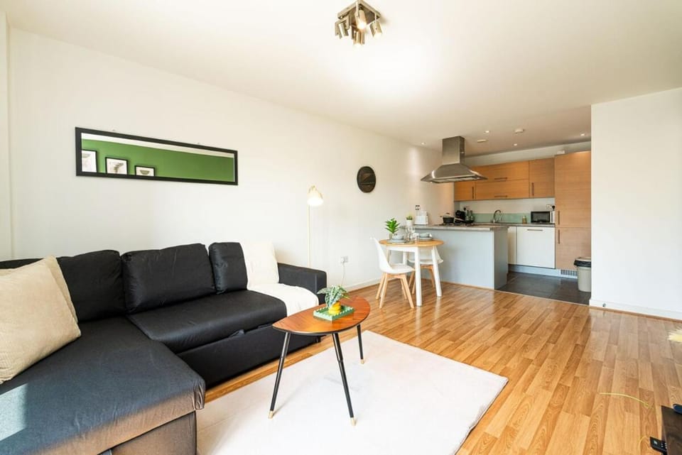 Modern Flat up to 4 Guests in Devons Road Station Apartment in London