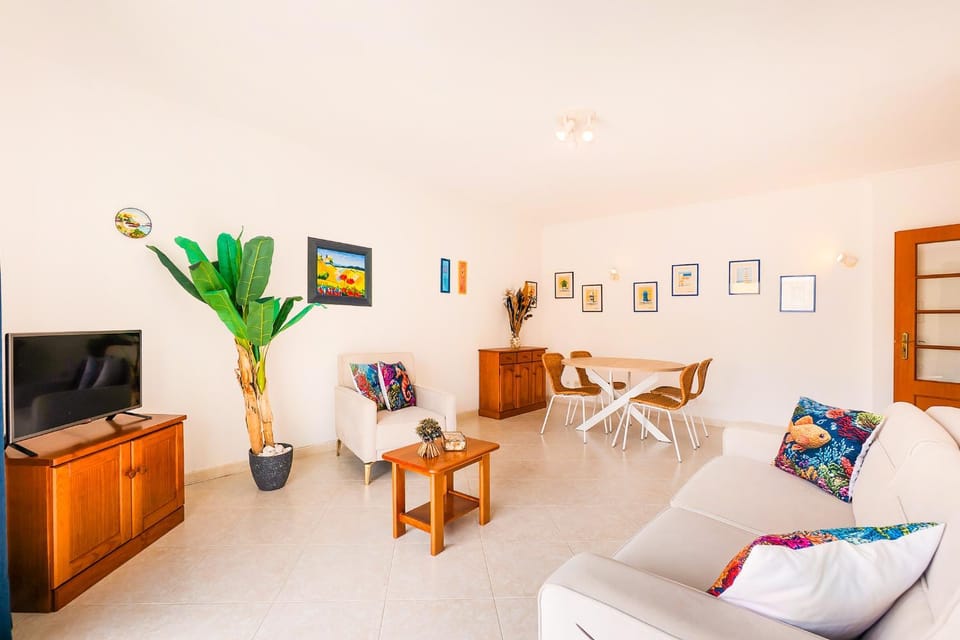 Waking Up to the Sun, Walking to the Sea Apartment in Faro District