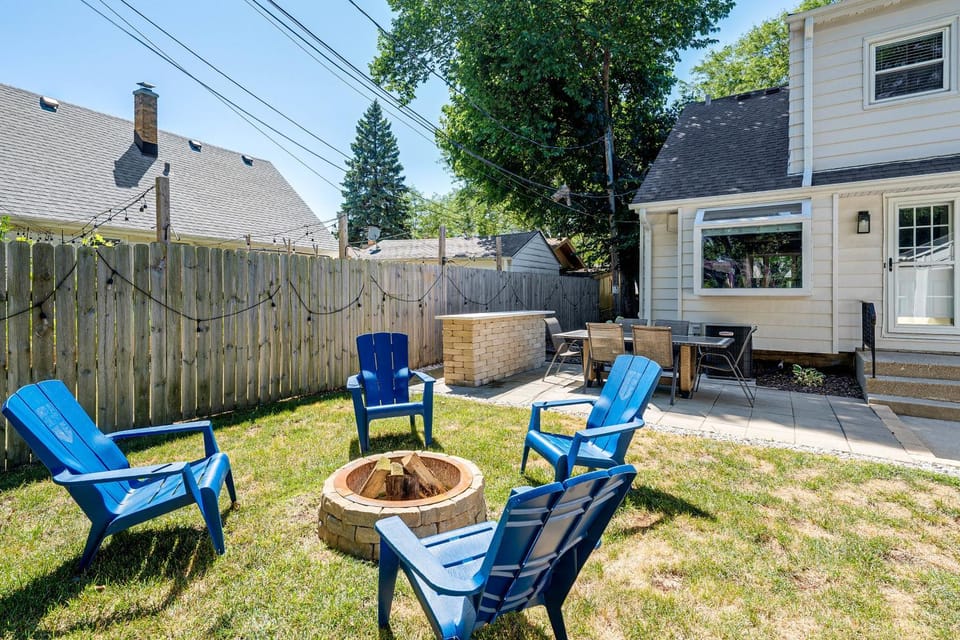 Close to Downtown Milwaukee & Mid-Term Friendly! House in Wauwatosa