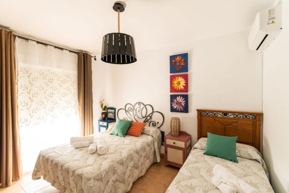 Bed, Photo of the whole room, Bedroom, air conditioner