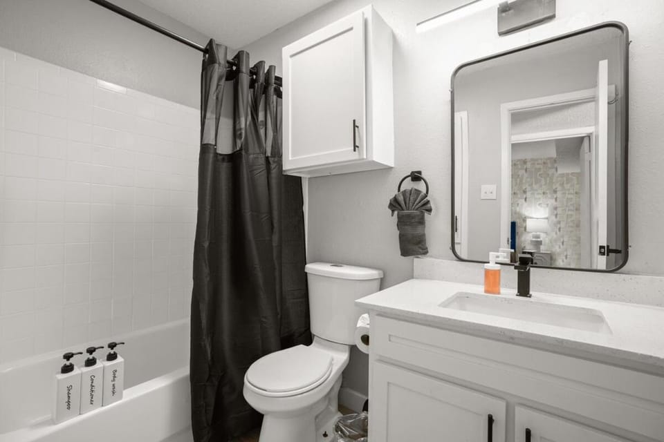 Central Austin - Parking - Sleeps 5 - Pet Friendly Apartment in Austin