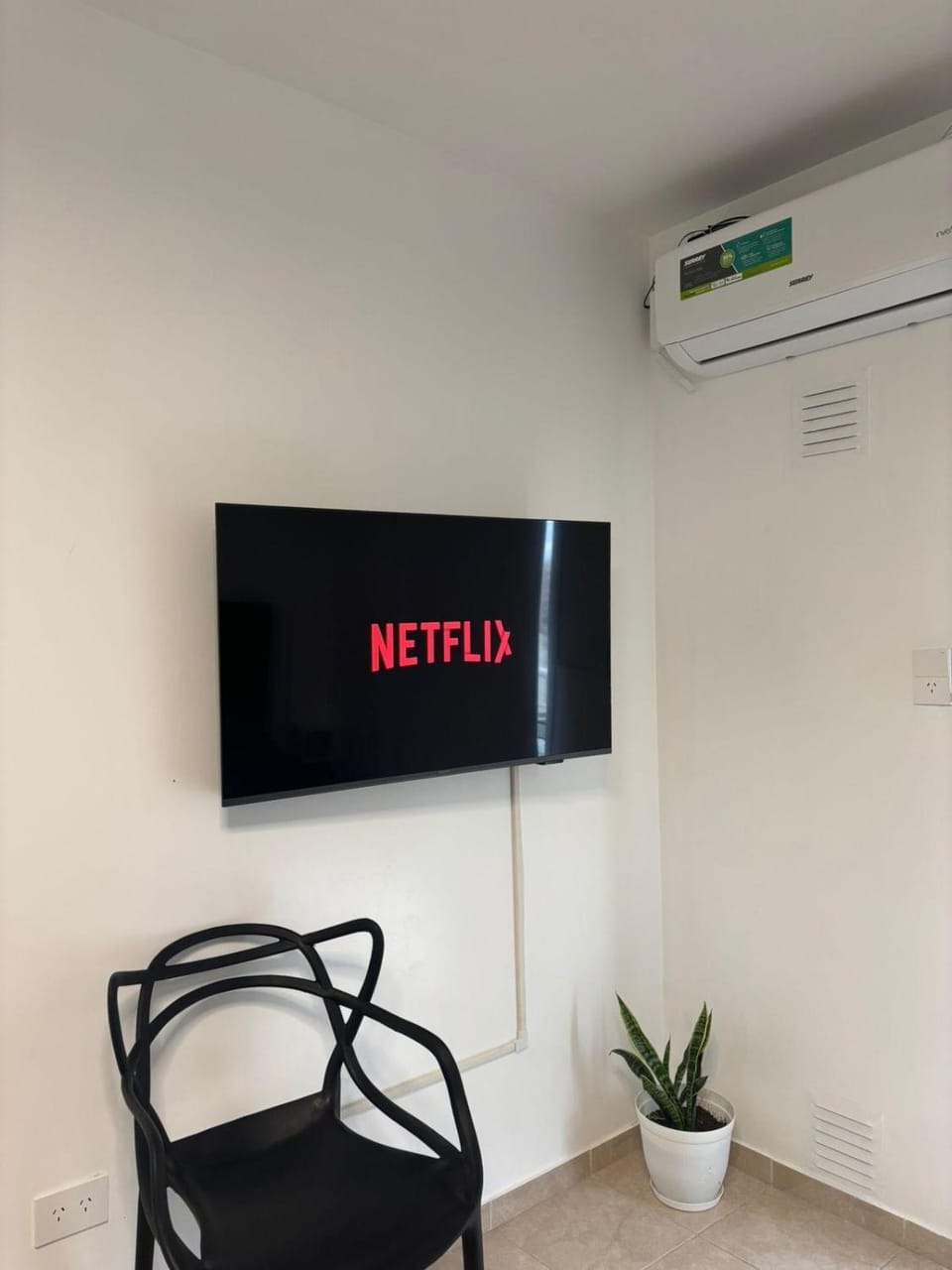 Communal lounge/ TV room, TV and multimedia, Evening entertainment, Text overlay, air conditioner