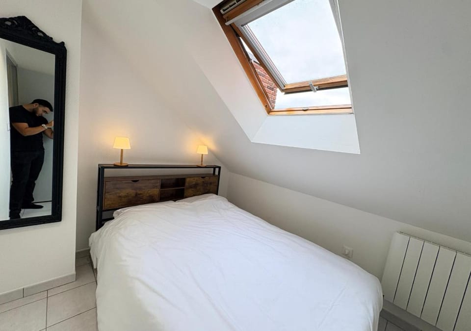 Photo of the whole room, Bedroom
