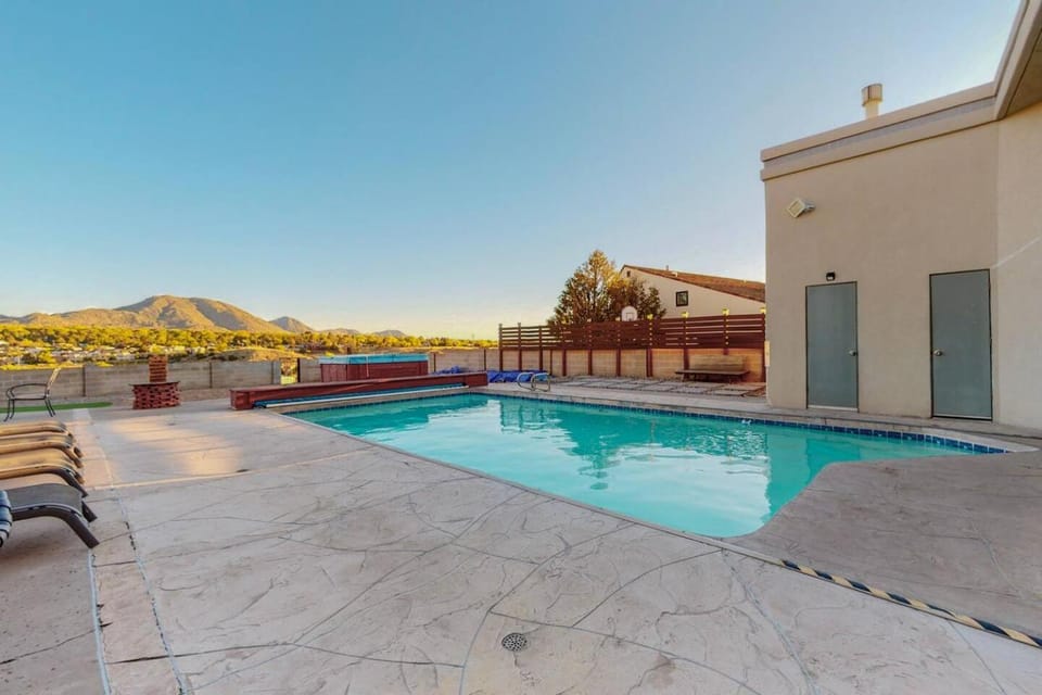 3200ft‍PoolHot TubBilliards Sleeps 18 House in Albuquerque