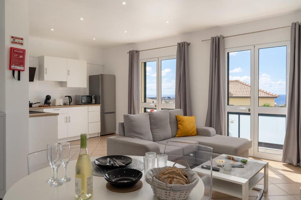 Kitchen or kitchenette, Living room, Seating area, Dining area, stove