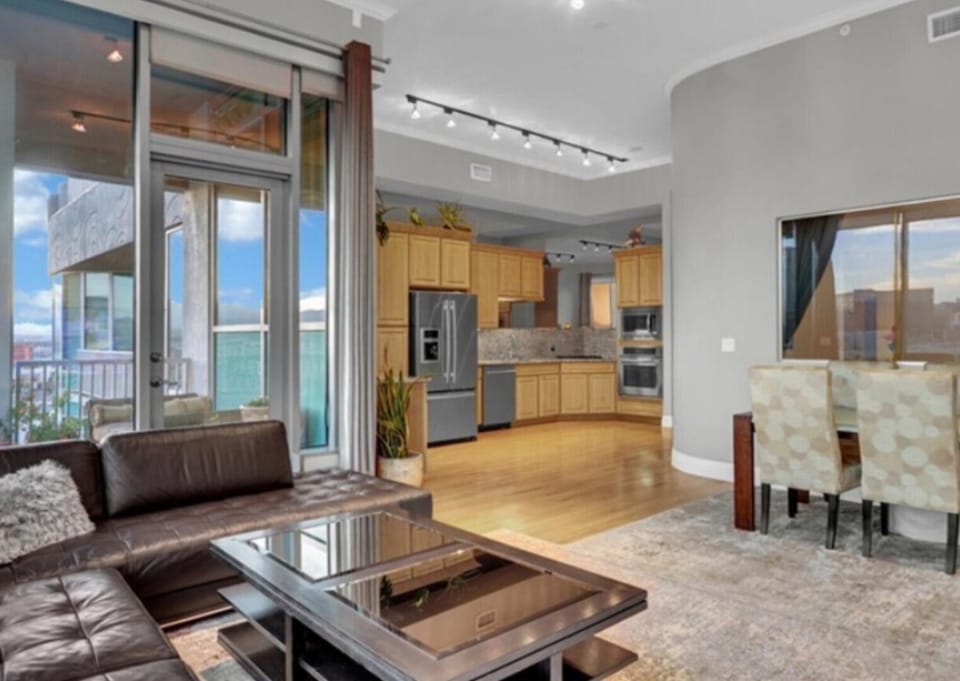 Modern Two Bedroom Residence with Strip Views Apartment in Las Vegas Strip