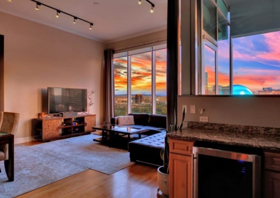 Modern Two Bedroom Residence with Strip Views Apartment in Las Vegas Strip