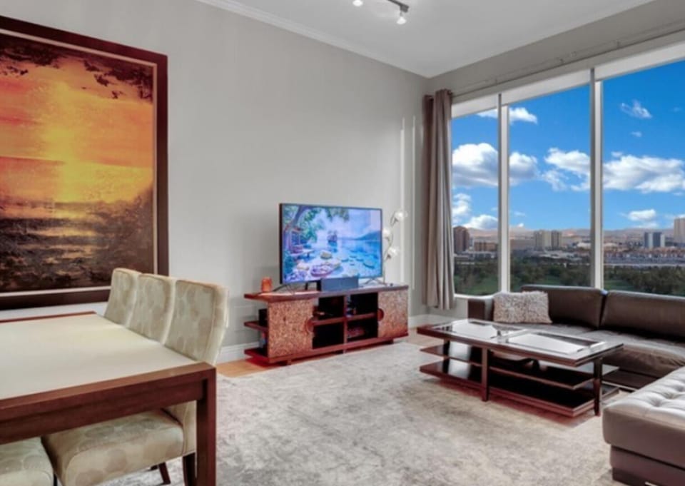 Modern Two Bedroom Residence with Strip Views Apartment in Las Vegas Strip