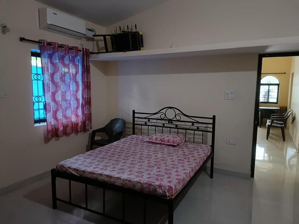 Bed, Photo of the whole room, Bedroom, air conditioner