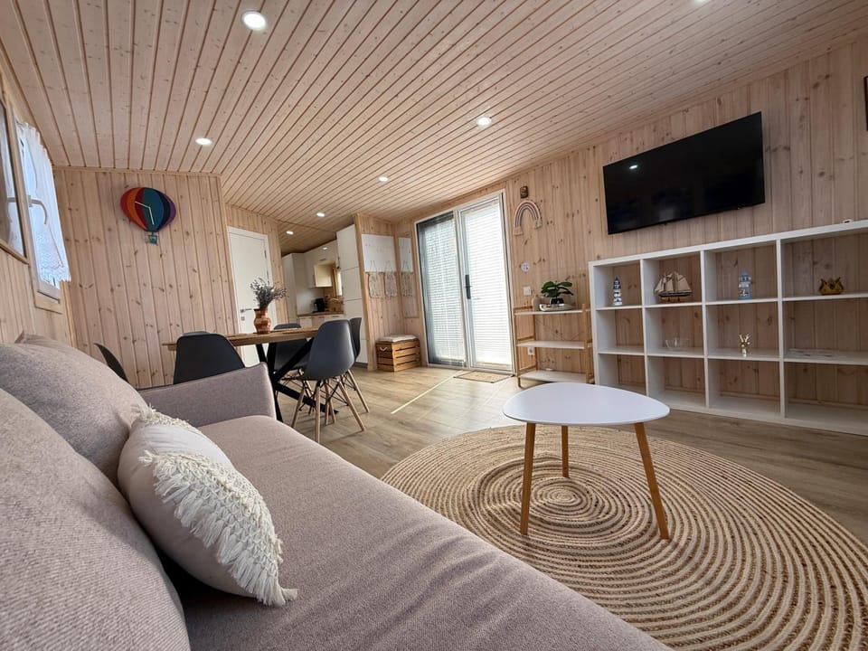 Communal lounge/ TV room, TV and multimedia, Living room, Seating area, Evening entertainment