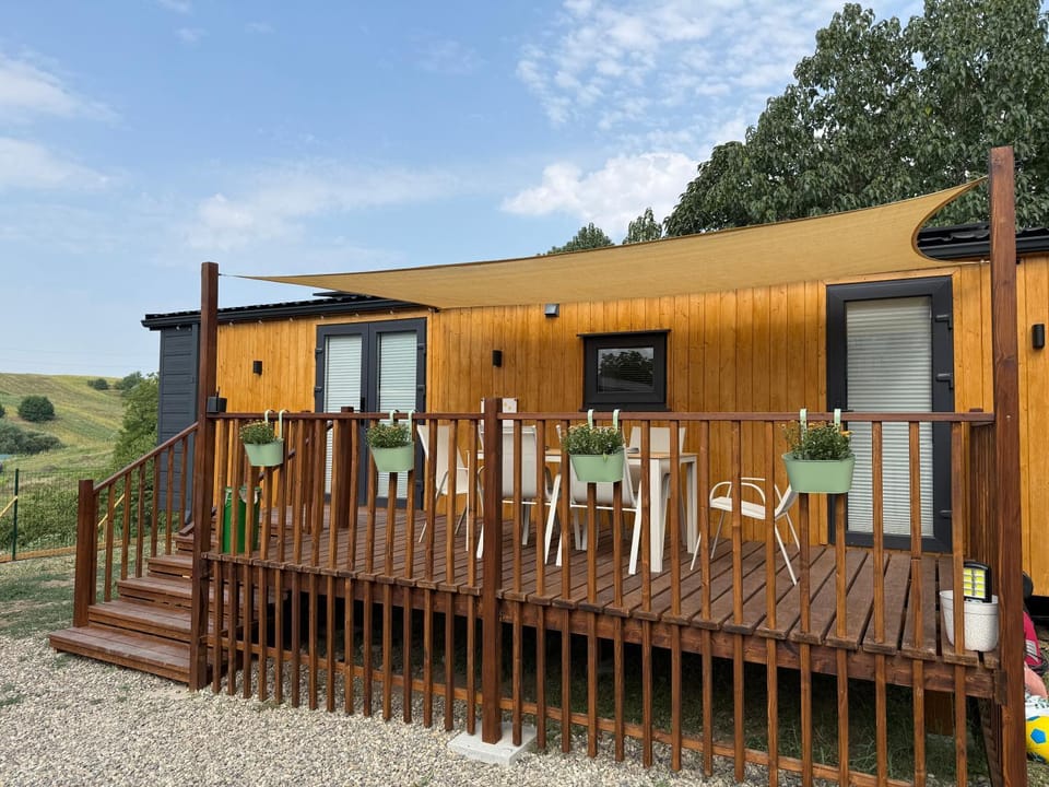 Property building, Day, Natural landscape, Balcony/Terrace, Seating area