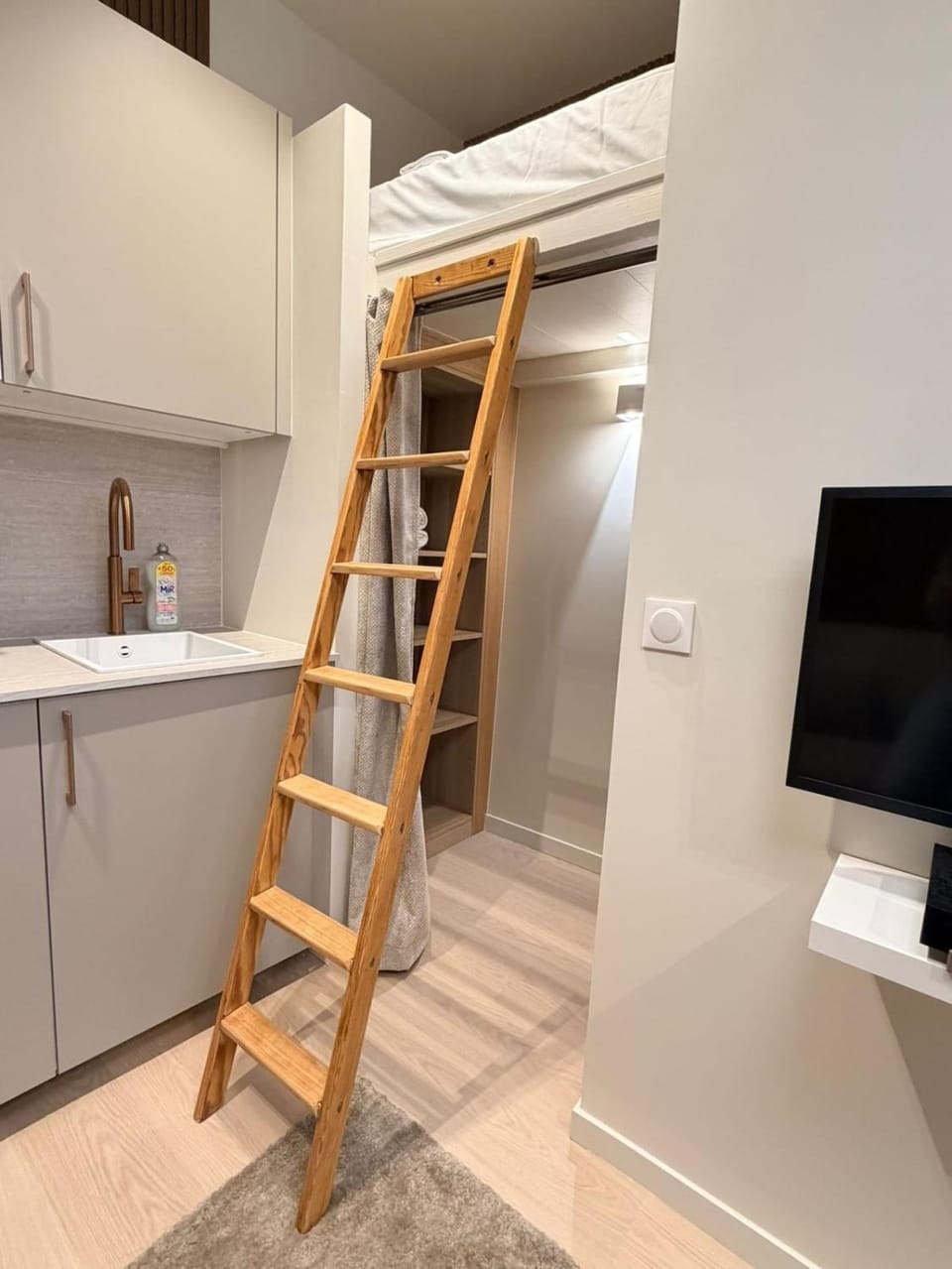 Montmartre-Bail Mobilité-Studio-2 people-Renovated Apartment in Paris