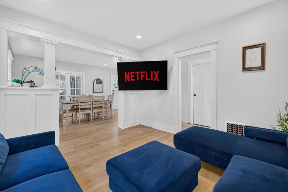 The Delavan Grand Vacation Home House in Cheektowaga