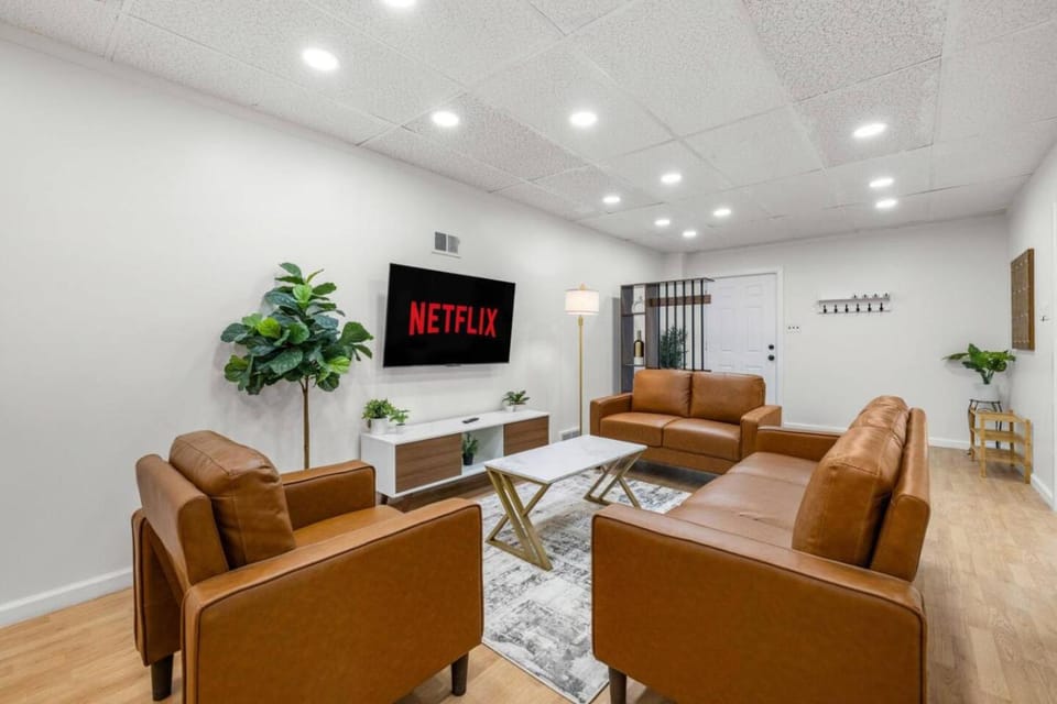 Modern 3BR Quick Drive Downtown Apartment in Cheektowaga