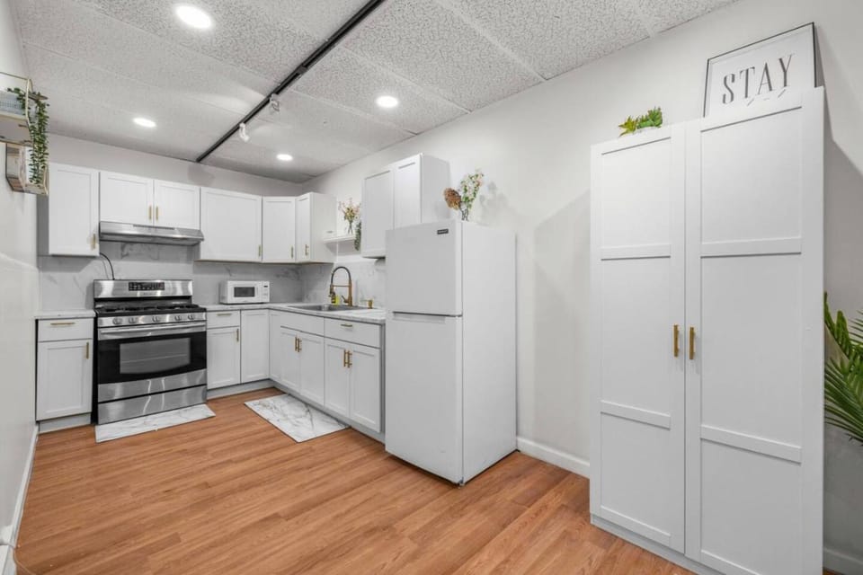 Modern 3BR Quick Drive Downtown Apartment in Cheektowaga