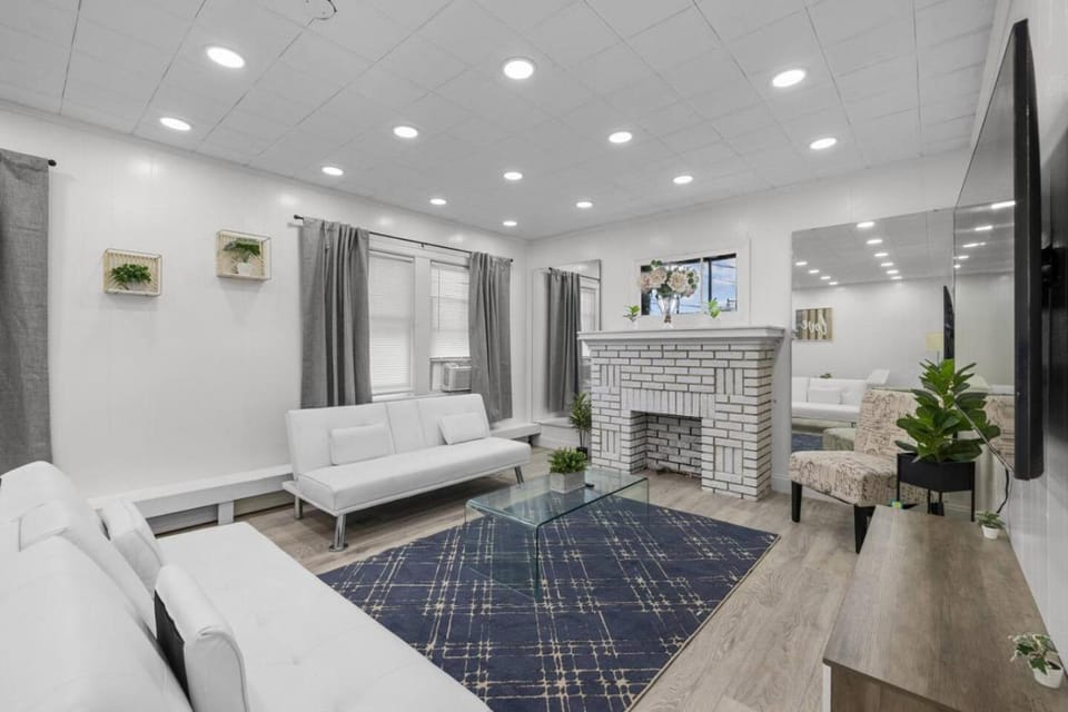 Modern 2BR Quick Drive Downtown Apartment in Cheektowaga