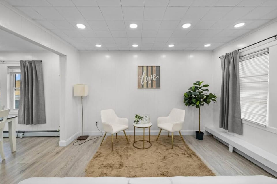 Modern 2BR Quick Drive Downtown Apartment in Cheektowaga