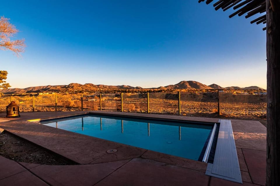 4000ft‍PoolHot TubSleeps 18 & Mtn Views House in Albuquerque