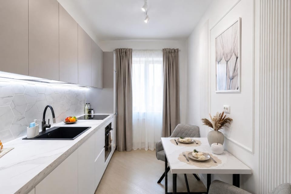 Kitchen or kitchenette, Dining area