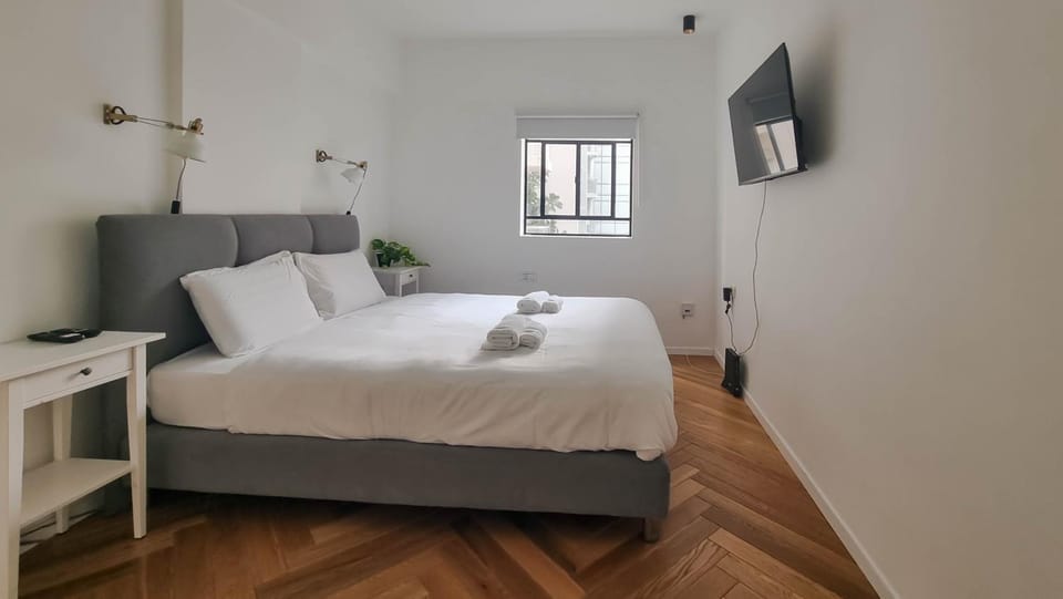Bed, TV and multimedia, Bedroom, towels