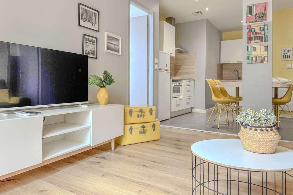 Kitchen or kitchenette, Living room, Seating area, Dining area, oven