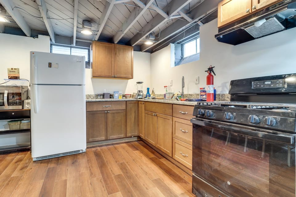 8 Mi to Dtwn Detroit! Apt w/ Shared Yard Apartment in Dearborn