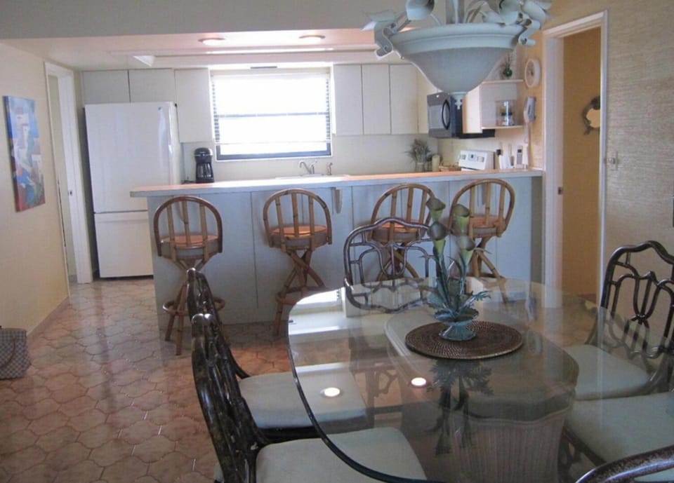 Three Bedroom Coastal Residence Near the Ocean Apartment in Gulf Stream