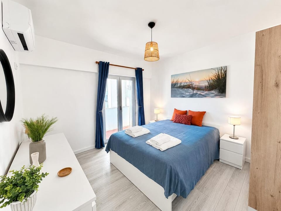 Bed, TV and multimedia, Photo of the whole room, Bedroom, towels