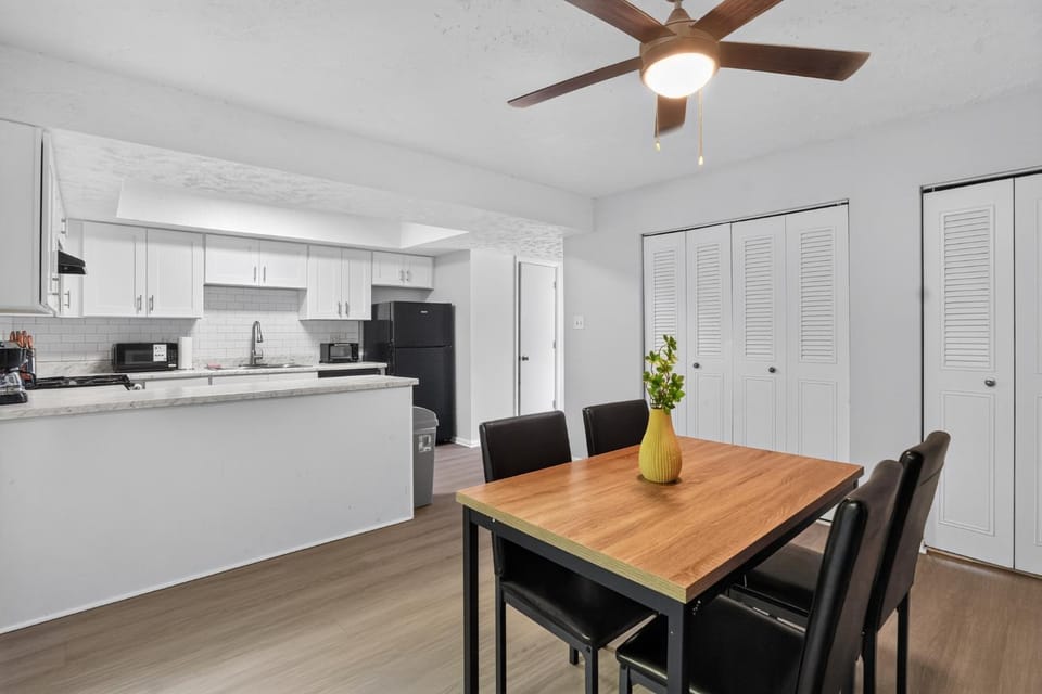 Relaxing 2BR Escape at Country Lakes Apartment in Indianapolis