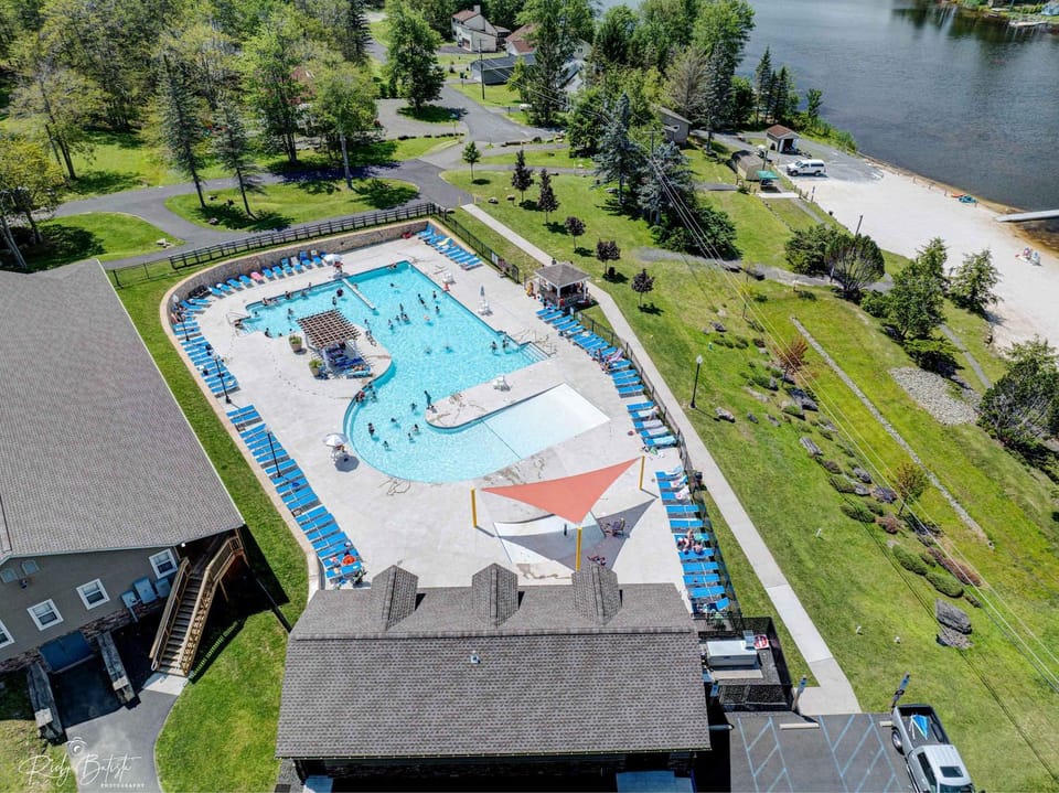 Grace Estates Hot Tub Game Rooms Lake Access House in Coolbaugh Township
