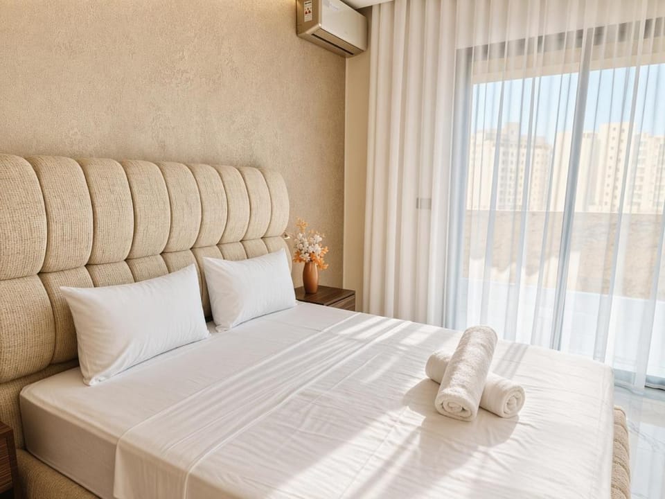 Bed, Living room, Photo of the whole room, Seating area, Bedroom, internet, towels, air conditioner