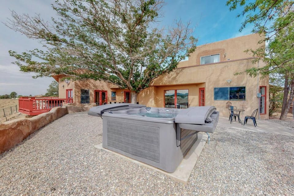Heated Pool, Hot Tub, Sauna & Foosball Fun House in Albuquerque