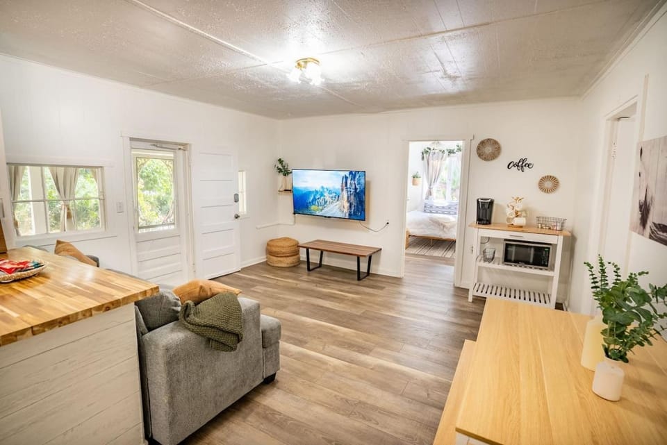 The Ranch 2BR Farm Cottage + Mountain Views Bed and Breakfast in Simi Valley