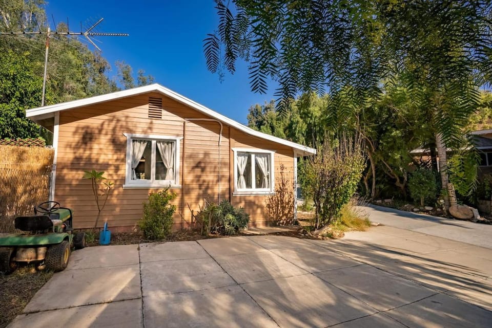 The Ranch 2BR Farm Cottage + Mountain Views Bed and Breakfast in Simi Valley