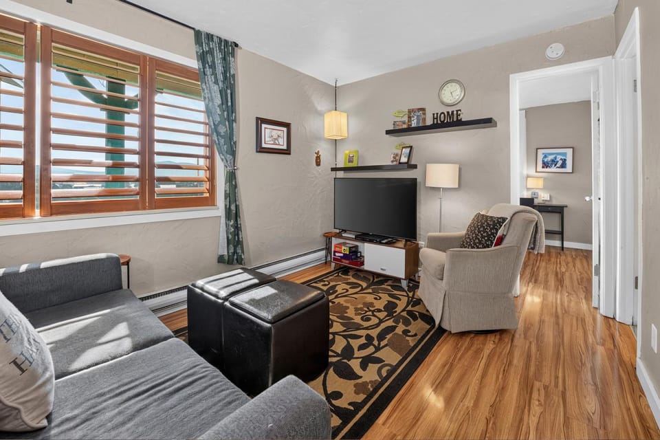 TV and multimedia, Living room, Seating area, furniture, heating