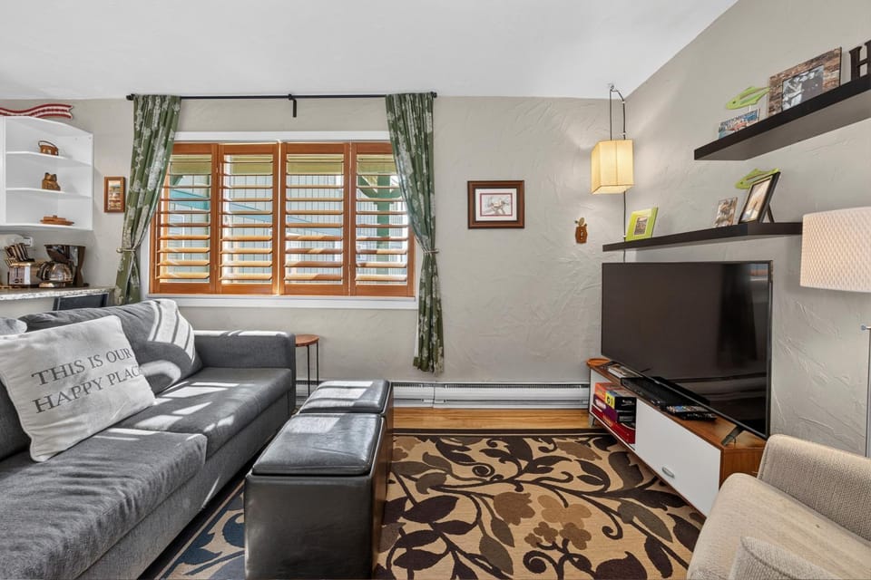 TV and multimedia, Living room, Seating area, furniture, heating