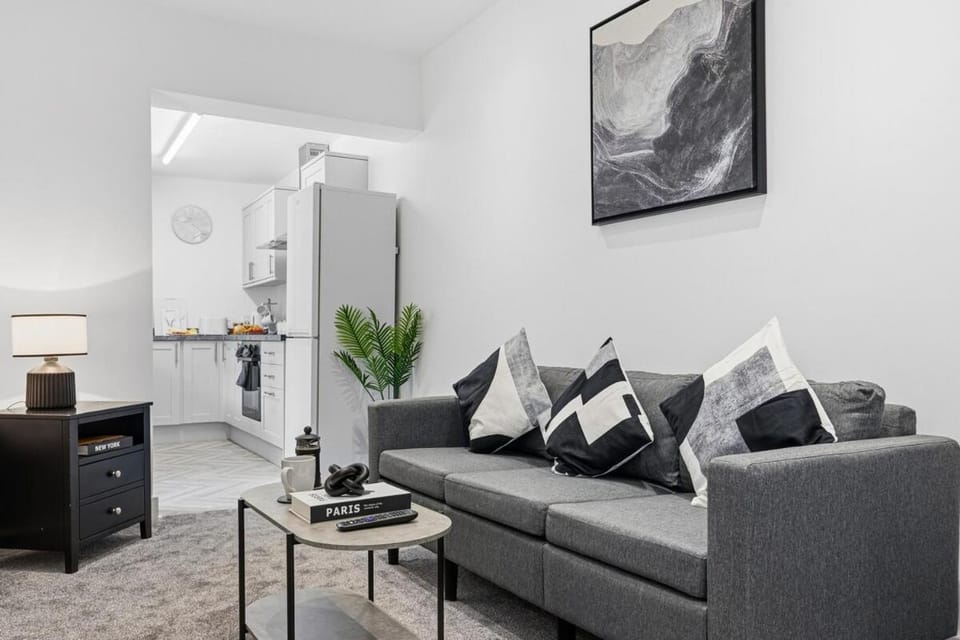 Unique 4-Bed Home 2 Private Living Spaces House in Wales