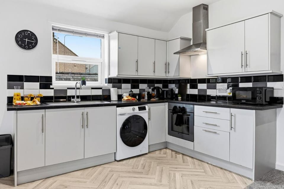 Unique 4-Bed Home 2 Private Living Spaces House in Wales