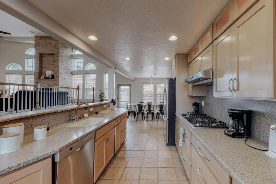 》3800ft Pool Hot Tub Sleep 18 & Mtn Views Billiard House in Albuquerque