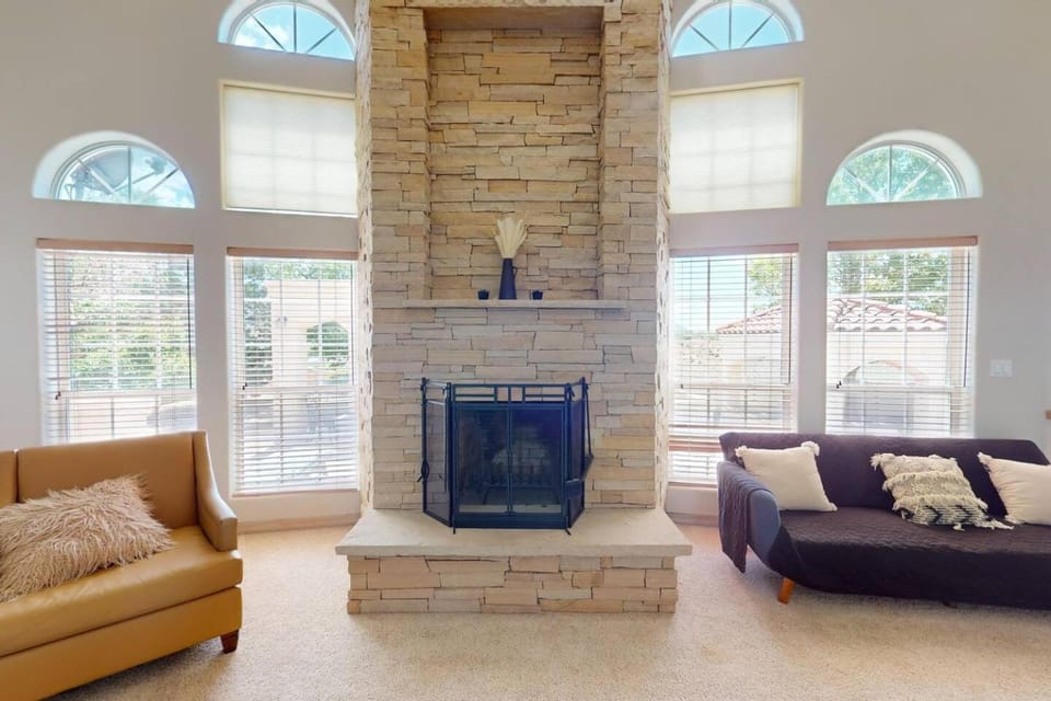 》3800ft Pool Hot Tub Sleep 18 & Mtn Views Billiard House in Albuquerque